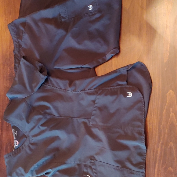 Black Urban Performance Scrub set, size Mediums. EUC - Picture 1 of 12